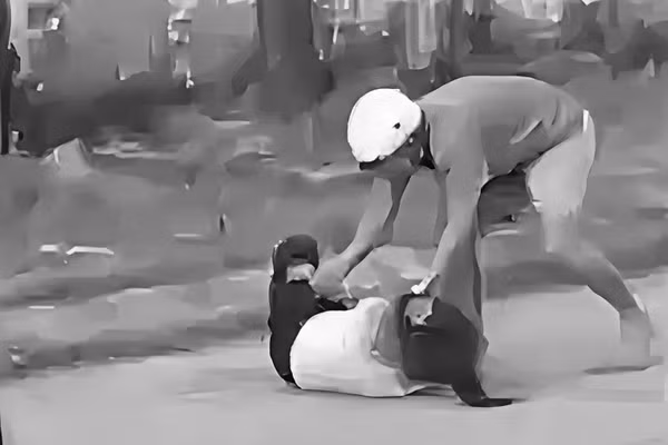Người đàn ông hành hung nạn nhân (ảnh cắt từ video clip do người dân đăng tải).
