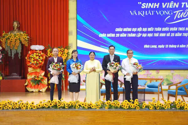 TS Thạch Thị Dân, Phó Giám đốc Đại học Trà Vinh tặng hoa cho các chuyên gia, diễn giả.