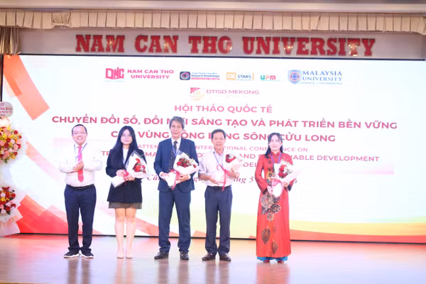 TS.LS Nguyễn Tiến Dũng, Chủ tịch Hội đồng Trường ĐH Nam Cần Thơ tặng hoa các diễn giả tại Hội thảo.
