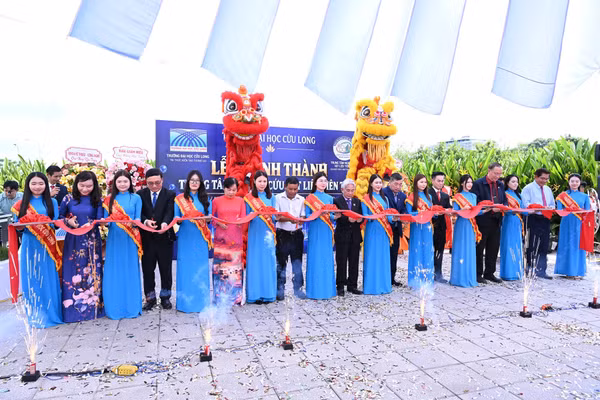 Nghi thức cắt băng khánh thành Trung tâm Nghiên cứu vật liệu tiên tiến.