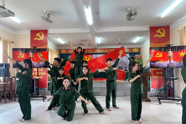 Học sinh Trường THPT Bình Thủy sân khấu hóa tiểu phẩm lịch sử - truyền thống.