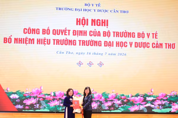 Bộ trưởng Bộ Y tế Đào Hồng Lan trao Quyết định bổ nhiệm Hiệu trưởng Trường Đại học Y Dược Cần Thơ cho PGS.TS.BS Nguyễn Minh Phương.