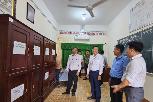 Ông Nguyễn Văn Khởi, Phó Chủ tịch UBND thành phố, Trưởng BCĐ thi TP Cần Thơ, cùng đoàn kiểm tra tại điểm thi Trường THCS Nguyễn Trãi (phường Ngã Bảy).