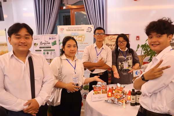 Nhóm sinh viên Đại học Trà Vinh bên sản phẩm “SABAY - Viên súp bún nước lèo ăn liền”.