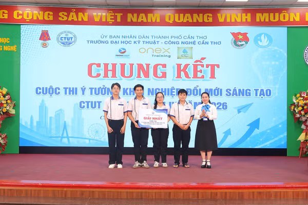 Ban Tổ chức trao giải Nhất cho đội đạt giải.