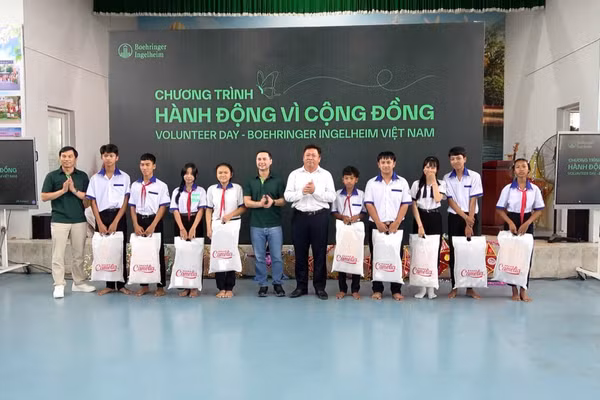 Trao tặng những phần quà cho HS có hoàn cảnh khó khăn, tiếp thêm động lực để các em vững bước trên con đường tri thức.