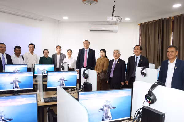 Đại biểu tham quan phòng máy tính.