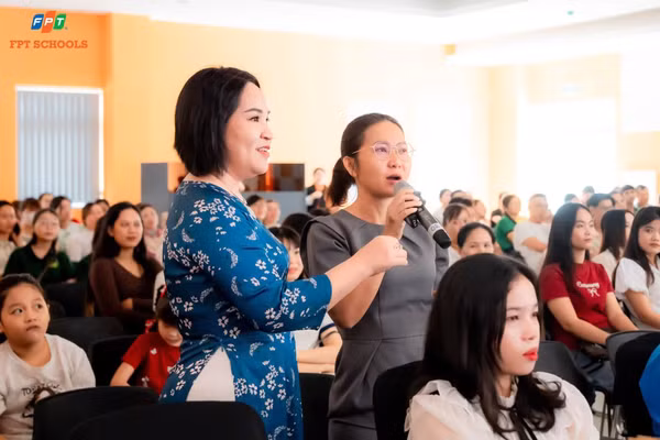 Tiến sĩ Tâm lý học Tô Nhi A chia sẻ, giao lưu cùng phụ huynh.