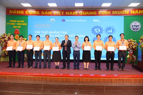 NGND.PGS.TS Huỳnh Thanh Nhã, Hiệu trưởng Trường ĐH Kỹ thuật - Công nghệ Cần Thơ trao giấy chứng nhận cho các học viên.