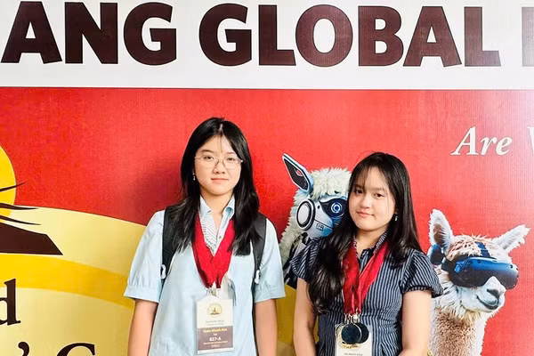 Lê Uyên Khánh Mai (lớp 9A1) và Nguyễn Thái Nhật Lam (lớp 9A5) cùng loạt huy chương danh giá tại World Scholar’s Cup 2026.