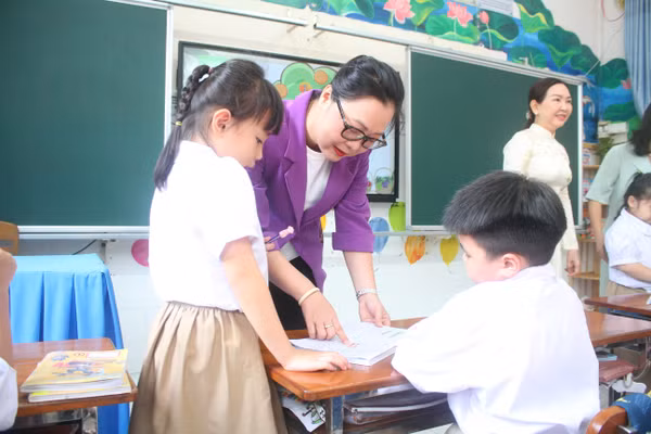 Thứ trưởng Nguyễn Thị Quyên Thanh thăm cô, trò lớp 1 Trường TH Ninh Kiều, phân hiệu Ngô Quyền.