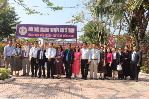 Đại biểu tham quan Vườn thuốc thực hành tích hợp Y dược cổ truyền.