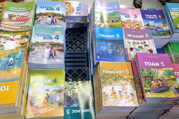 SGK đang được đưa về các cửa hàng sách và các cơ sở giáo dục cung ứng kịp thời cho học sinh.