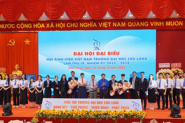 Ban Chấp hành nhiệm kỳ mới ra mắt Đại hội.