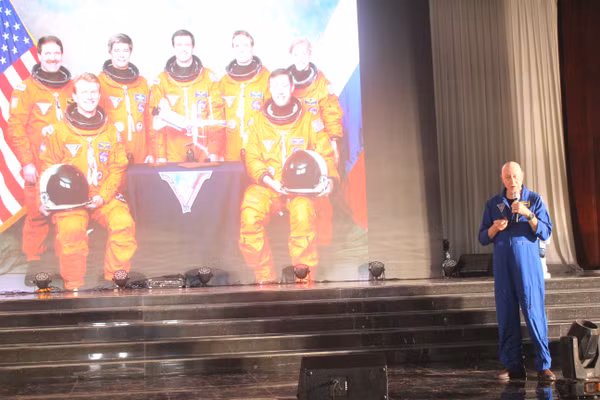 Cựu phi hành gia NASA Michael A. Baker chia sẻ tại sự kiện.