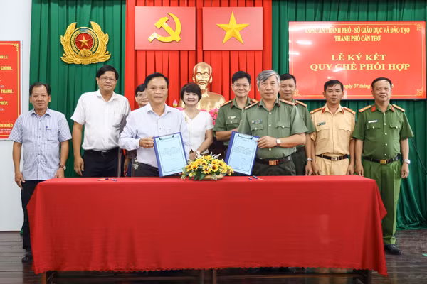 Lãnh đạo Sở GD&ĐT TP Cần Thơ và Công an TP Cần Thơ ký kết Quy chế phối hợp.
