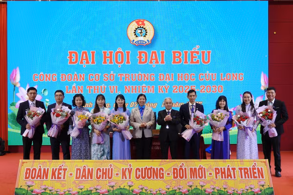 Đại biểu tặng hoa chúc mừng Ban chấp hành nhiệm kỳ mới.