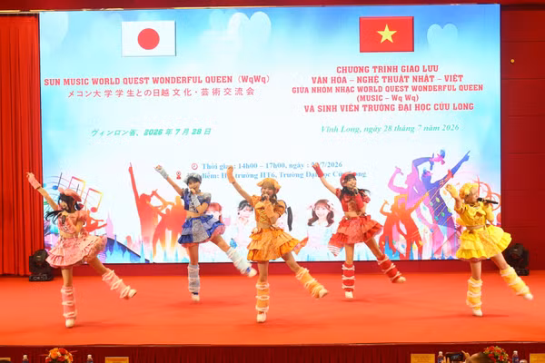 Tiết mục giao lưu văn nghệ của nhóm nhạc MUSIC Wq-Wq (Nhật Bản).