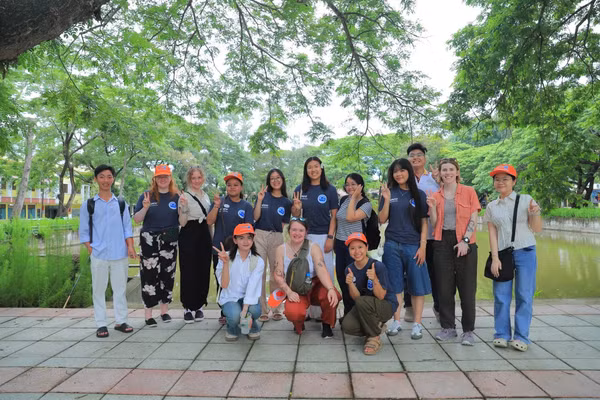 Nguyễn Quốc Hiệp luôn nỗ lực trau dồi tiếng Anh, chủ động giao lưu quốc tế và nắm vững chuyên môn ngành Du lịch.