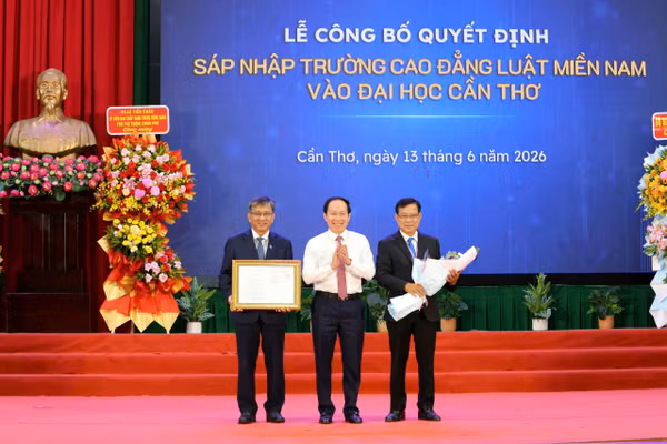 Phó Thủ tướng Lê Tiến Châu trao quyết định sáp nhập và tặng hoa chúc mừng Đại học Cần Thơ.