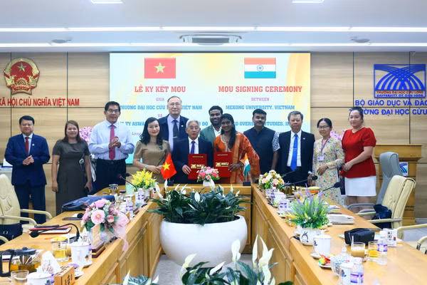 Lãnh đạo Trường ĐH Cửu Long và lãnh đạo Tổ chức Aswad Overseas Studies thực hiện nghi thức ký Bản ghi nhớ hợp tác.