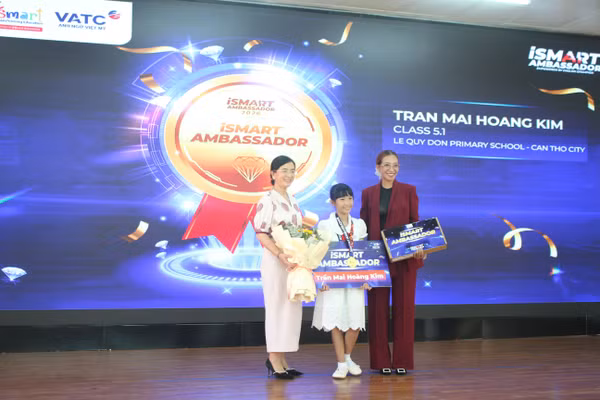 Lãnh đạo Sở GD&ĐT TP Cần Thơ và Đại diện iSMART Education vinh danh học sinh đoạt giải Nhất.