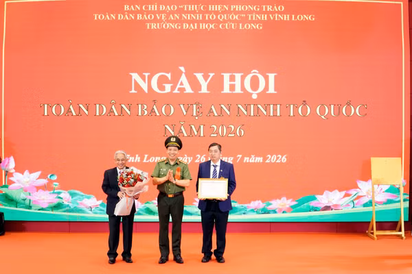 Thượng tướng Lê Văn Tuyến, Thứ trưởng Bộ Công an tặng Bằng khen của Bộ Công an cho tập thể Trường ĐH Cửu Long vì có thành tích xuất sắc trong phong trào toàn dân bảo vệ ANTQ.