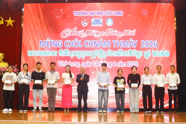 Nhà giáo ưu tú, PGS.TS Lương Minh Cừ - Bí thư Đảng ủy, Hiệu trưởng Trường ĐH Cửu Long khen thưởng SV dân tộc Khmer.