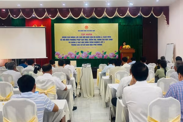 Cán bộ quản lý, giáo viên tham gia Hội nghị tập huấn.