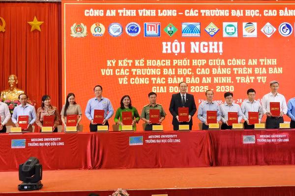 Ký kết thực hiện kế hoạch phối hợp giữa Công an tỉnh Vĩnh Long với các trường ĐH, CĐ giai đoạn 2025 - 2030.