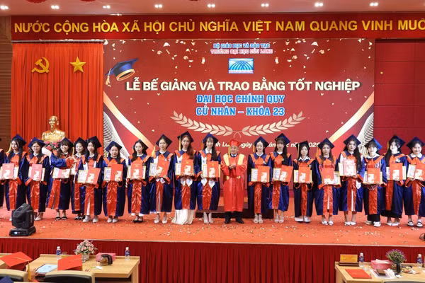 Lãnh đạo Trường ĐH Cửu Long trao bằng tốt nghiệp cho tân cử nhân hệ đại học chính quy.