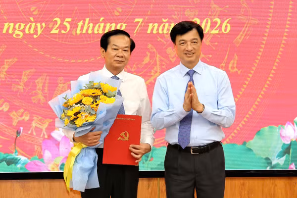 Ông Nguyễn Duy Ngọc, Trưởng Ban Tổ chức Trung ương trao quyết định cho ông Đỗ Thanh Bình giữ chức Bí thư Thành ủy Cần Thơ nhiệm kỳ 2025 - 2030. Ảnh: MT.