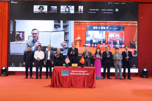 Quang cảnh buổi lễ ký kết.