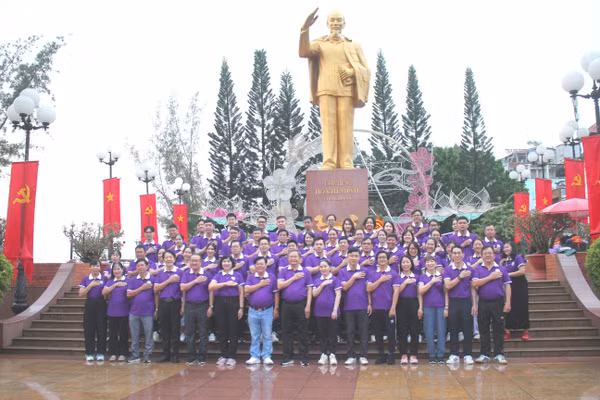 Đảng ủy, Ban Giám hiệu, khách mời, cùng viên chức, người lao động dâng hương, báo công tại Tượng đài Chủ tịch Hồ Chí Minh.