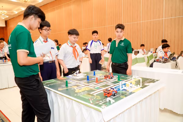 Học sinh Cần Thơ tại Cuộc thi Robothon cấp thành phố.