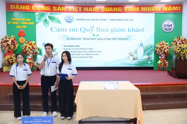 Đội thi thuyết minh công trình nghiên cứu.