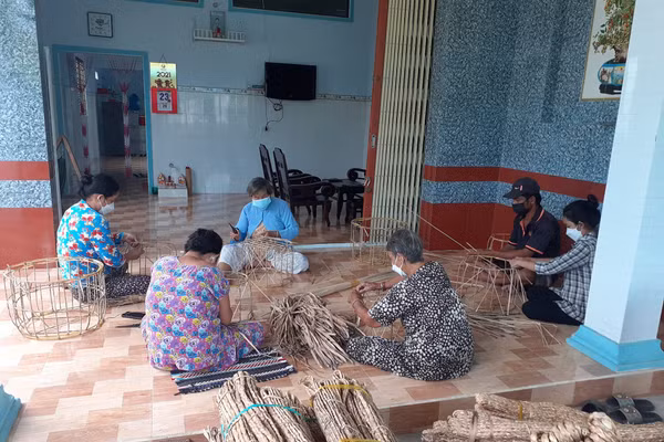 Nghề đan lục bình giúp nhiều hộ gia đình nông thôn có thêm thu nhập, ổn định cuộc sống.
