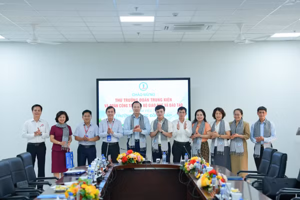 Đoàn công tác Bộ Giáo dục và Đào tạo và lãnh đạo Trường Đại học Đồng Tháp chụp ảnh lưu niệm.