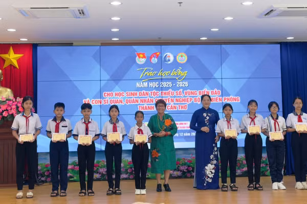 Trao học bổng cho học sinh dân tộc thiểu số có hoàn cảnh khó khăn.