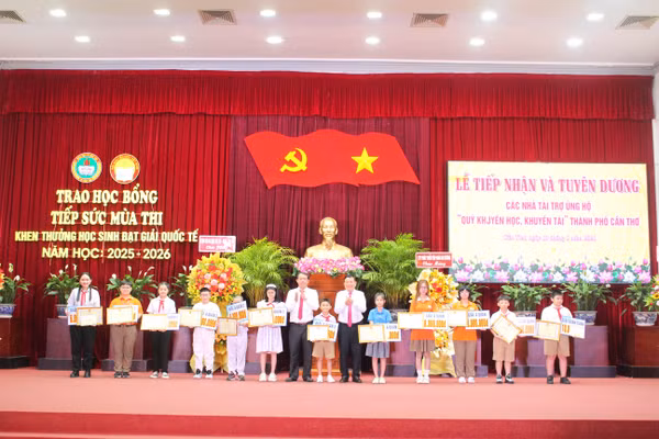 Trao tặng Bằng khen của UBND TP Cần Thơ và tuyên dương học sinh đạt giải quốc tế năm học 2025 - 2026.