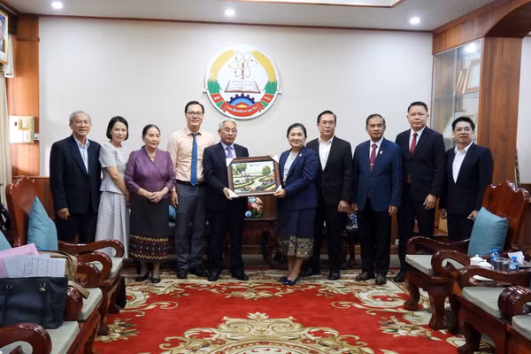Đại biểu chụp ảnh lưu niệm tại buổi làm việc với Bộ Giáo dục và Thể thao Lào.