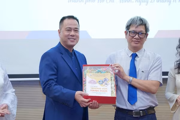 Giới thiệu sách “Xây dựng trường học hạnh phúc”. Ảnh tư liệu.