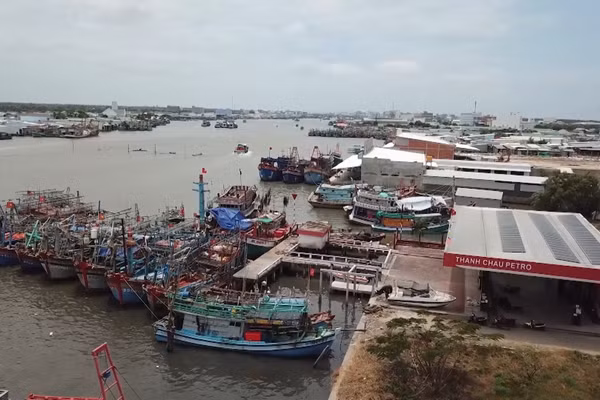 Phương tiện khai thác thủy sản neo đậu tại cửa biển Sông Đốc, Cà Mau.
