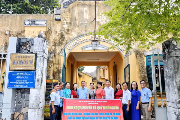 Chi bộ Văn phòng thuộc Đảng bộ Sở GD&ĐT TP Cần Thơ tổ chức sinh hoạt chuyên đề kết hợp hoạt động về nguồn.