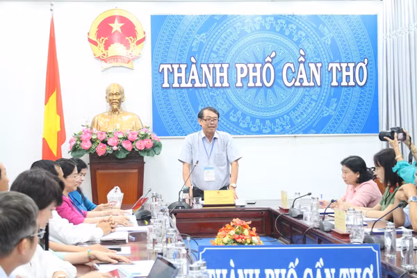 Ông Nguyễn Văn Khởi, Phó Chủ tịch UBND TP Cần Thơ phát biểu tại cuộc họp.