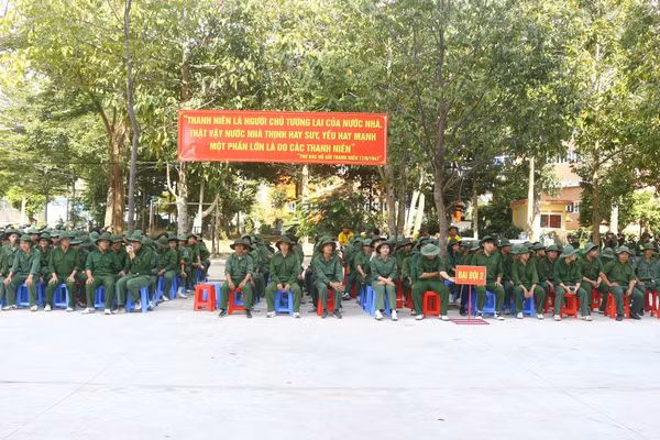 Sinh viên tham dự lễ bế giảng khóa học Giáo dục Quốc phòng và An ninh.