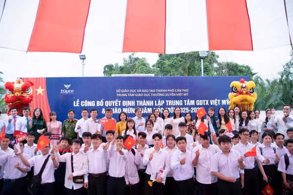Đại biểu và học viên Trung tâm GDTX Việt Mỹ khóa đầu tiên.