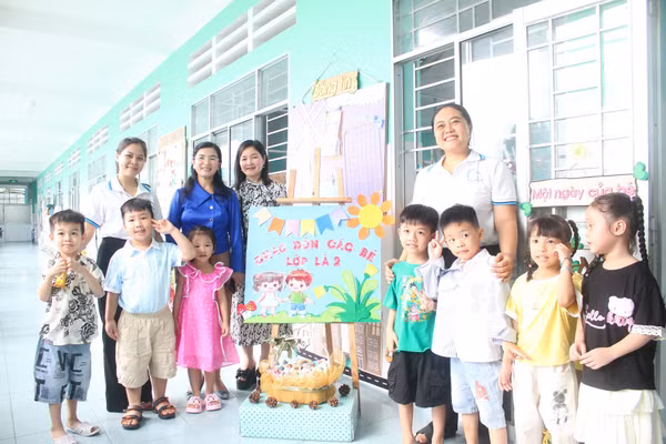 Bà Trần Thị Huyền, Giám đốc Sở GD&ĐT TP Cần Thơ (áo xanh) đến thăm, động viên cô, trò Trường Mầm non An Bình (phường An Bình).