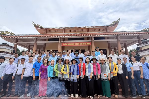 Chi bộ Văn phòng, Chi bộ Tài chính Sở GD&ĐT TP Cần Thơ sinh hoạt chuyên đề - về nguồn tại Khu Di tích Đền thờ Bác Hồ, xã An Thạnh.