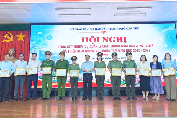 Khen thưởng các cá nhân trong công tác tổ chức Kỳ thi tốt nghiệp THPT năm 2026.